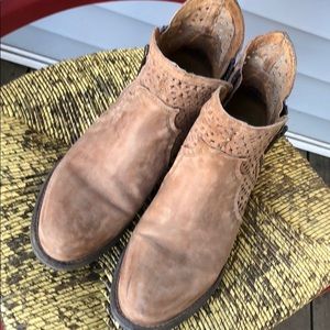 Women’s Circle G  cut out shortie Ankle Boot